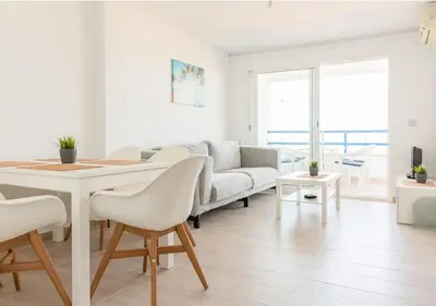 Zona de estar de Zeezicht appartement aan het strand, 2 slaapkamers, airco
