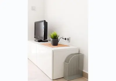 Una televisión o centro de entretenimiento en Zeezicht appartement aan het strand, 2 slaapkamers, airco