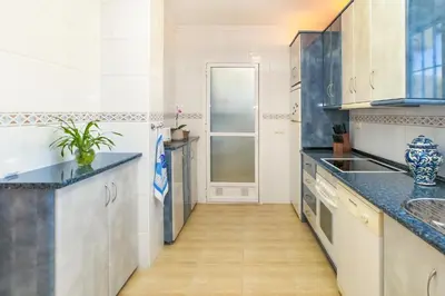 Una cocina o zona de cocina en Ático Almería. Paseo marítimo Roquetas de Mar