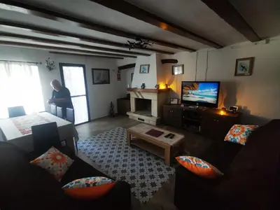 Una televisión o centro de entretenimiento en La Casa de los Pájaros