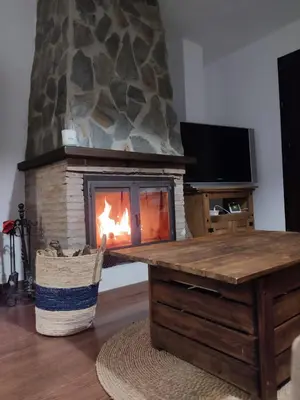 Una televisión o centro de entretenimiento en La Castaña y la Uva