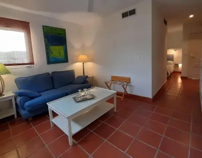 Zona de estar de miKasa Agua Amarga & SPA