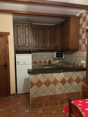 Una cocina o zona de cocina en Albergue Rural Gorillo