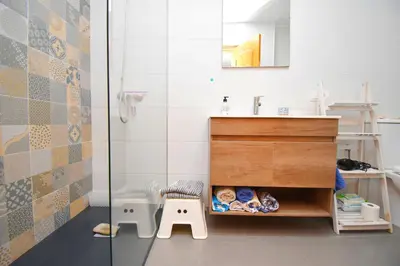 Un baño de EXPOHOLIDAYS - VISTAS AL PUERTO DEPORTIVO GALERA