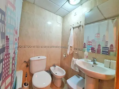 Un baño de Apartamento con Piscina, Wifi - by Aloha Palma