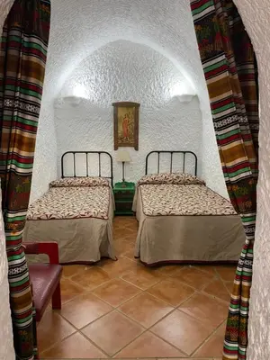 Cama o camas de una habitación en Cuevas Pedro Antonio de Alarcon