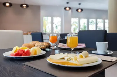 Comida en o cerca de este hotel