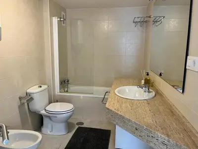 Un baño de Atico Helena con solarium y jacuzzi privado en Laguna Beach