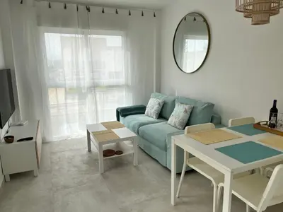 Una televisión o centro de entretenimiento en Atico Helena con solarium y jacuzzi privado en Laguna Beach