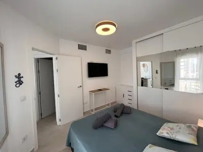 Una televisión o centro de entretenimiento en Atico Helena con solarium y jacuzzi privado en Laguna Beach