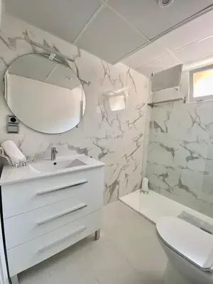 Un baño de Expoholidays- Primera línea con parking incluido