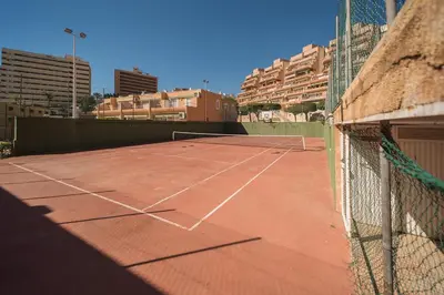 Instalaciones para jugar a tenis o squash en Expoholidays- Primera línea con parking incluido o alrededores