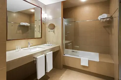 Un baño de Elba Almeria Business & Convention Hotel