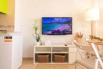 Una televisión o centro de entretenimiento en Terraza en Avenida Principal y junto a la Playa - by Aloha Palma