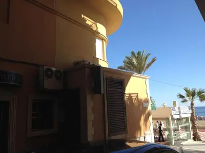 Edificio en el que se encuentra el hostal o pensión