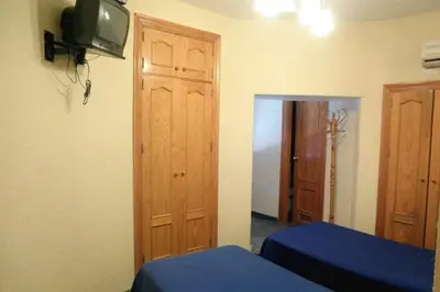 Una televisión o centro de entretenimiento en Hostal Delfin Verde