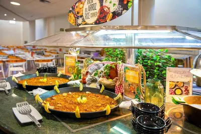 Comida en o cerca de este hotel