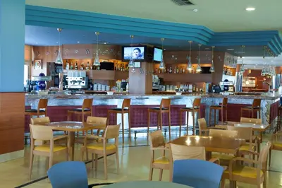 El salón o zona de bar de Evenia Zoraida Resort