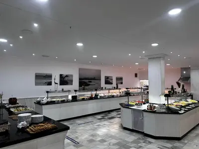 Comida en o cerca de este apartahotel