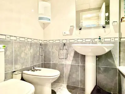 Un baño de Cozy Stay Near Roquetas