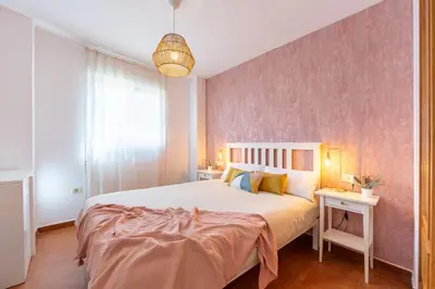 Cama o camas de una habitación en Bajo con jardín chill out #Playa 8min #Parking #Cuna