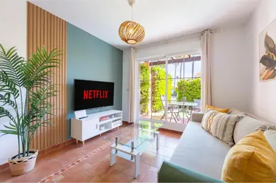 Zona de estar de Bajo con jardín chill out #Playa 8min #Parking #Cuna