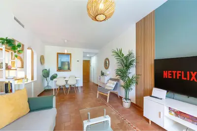 Una televisión o centro de entretenimiento en Bajo con jardín chill out #Playa 8min #Parking #Cuna