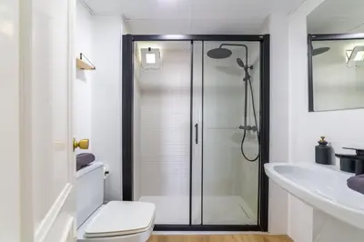 Un baño de TrendyHomes Puerto - Vistas al mar, parking incluido, playa a un paso