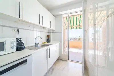 Una cocina o zona de cocina en TrendyHomes Puerto - Vistas al mar, parking incluido, playa a un paso