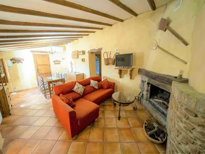 Una televisión o centro de entretenimiento en Beautiful holiday home in Laroya with shared pool
