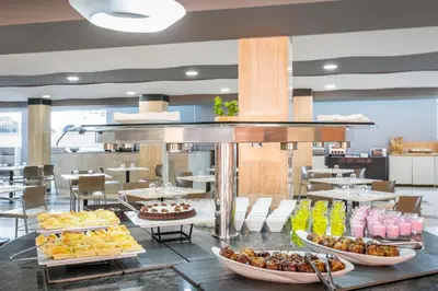 Comida en o cerca de este hotel