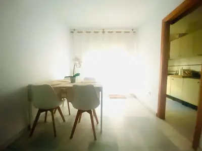 Una cocina o zona de cocina en Apartamento de dos dormitorios en Almería.
