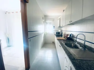 Una cocina o zona de cocina en Apartamento de dos dormitorios en Almería.