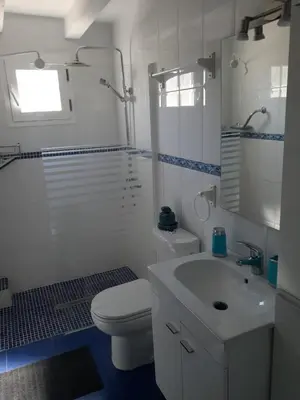 Un baño de Casa 44, Delightful rural cottage with pool.
