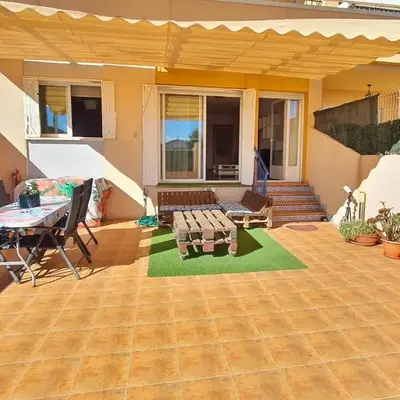 Amplia Terraza con Piscina
