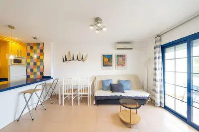 Una cocina o zona de cocina en Apartamento Panoramico Tres Pinos. Piscina