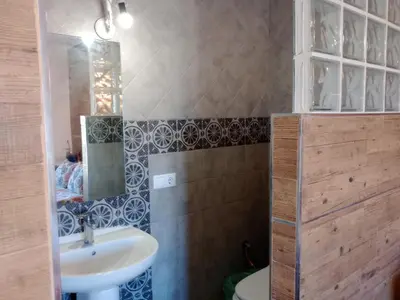 Un baño de CORTIJO Rural MOLINO EL TARAHAL con piscina y zonas compartidas