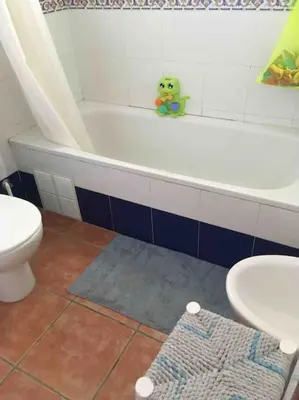 Un baño de Three bedroom house by the sea