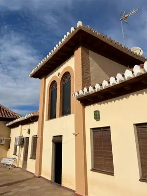 Edificio en el que se encuentra el hostal o pensión