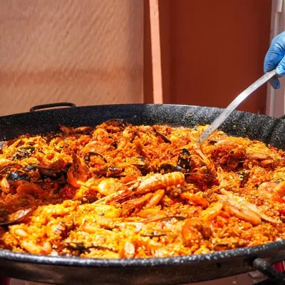 Comida en o cerca de este hotel