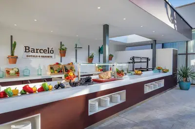 Comida en o cerca de este hotel