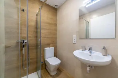 Un baño de Casa Gómez, parking gratuito en Pleno Centro