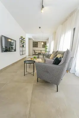Una televisión o centro de entretenimiento en Moott Homes Suites Casa de los Leones APTO 1
