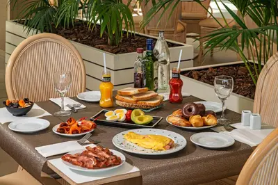 Comida en o cerca de este hotel