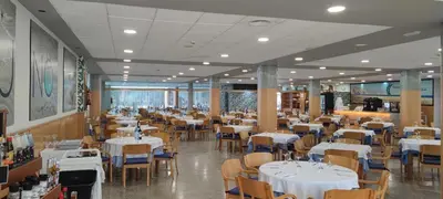 Un restaurante o sitio para comer en Hotel Neptuno by ON Hotels Group