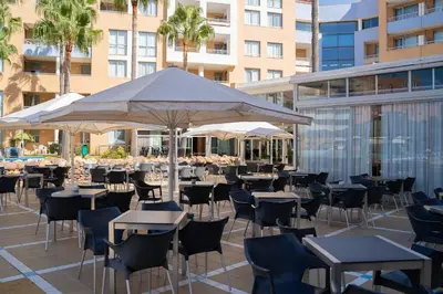 Un restaurante o sitio para comer en Hotel Neptuno by ON Hotels Group