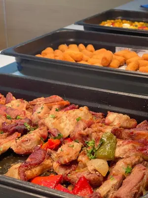 Comida en o cerca de este hotel