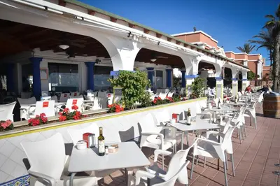 Un restaurante o sitio para comer en Playacapricho