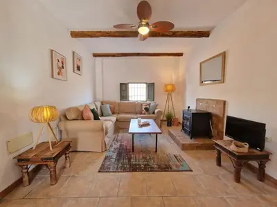 Una televisión o centro de entretenimiento en Casa Rincon a detached two bed cottage