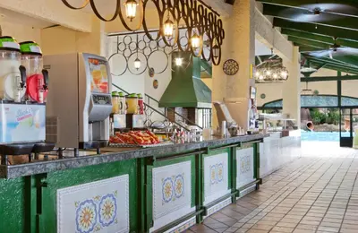 Comida en o cerca de este hotel